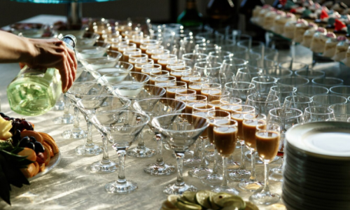 Καλοκαιρινά γλυκά και cocktail pairing: Τα καλύτερα combo για την τέλεια εκδήλωση με catering